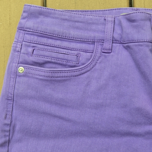 So Slimming by Chico's Women's 0.5 (XS/Size 6) Dark Lavender Cropped Denim Jeans - Picture 3 of 16